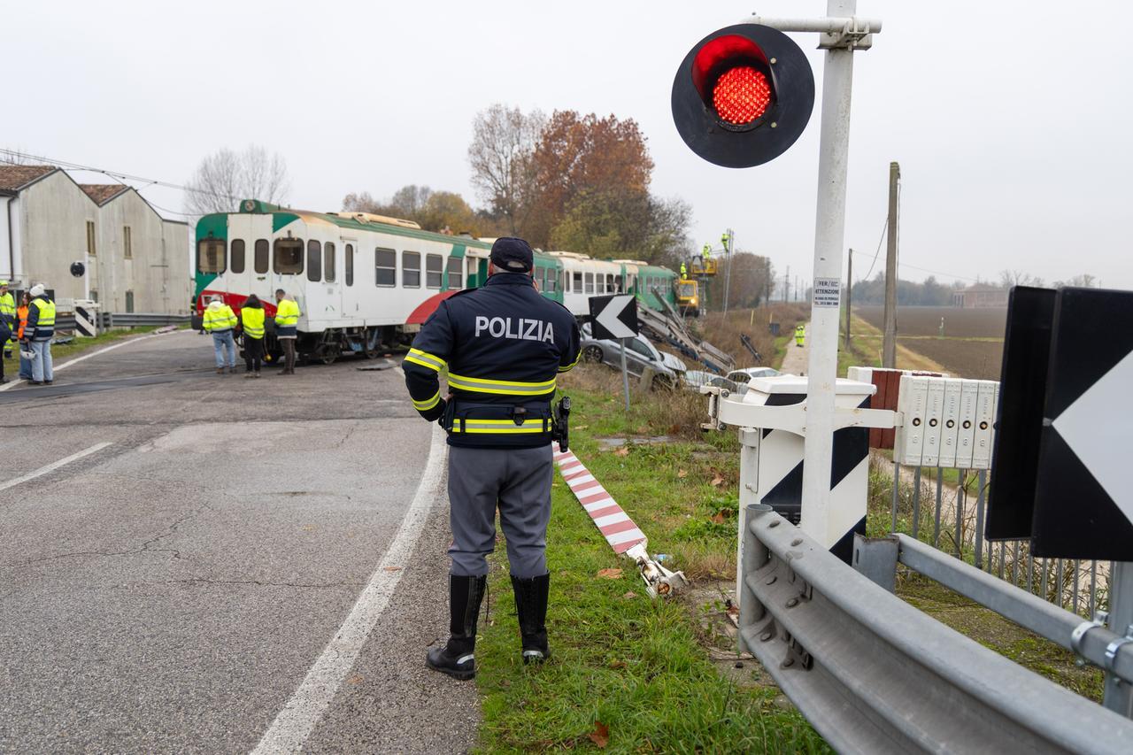 Bondeno, Consiglio unito dopo lo scontro: «Superare il passaggio a livello»