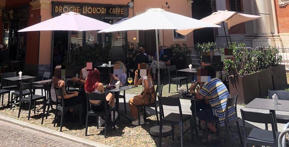 
	Tavolini di un bar in una piazza del centro (Foto d&rsquo;archivio)

