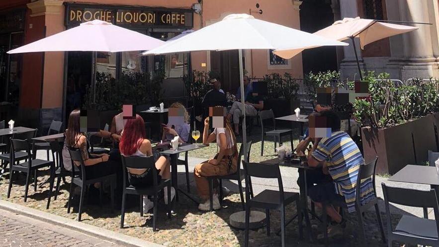 Tavolini di un bar in una piazza del centro (Foto d’archivio)