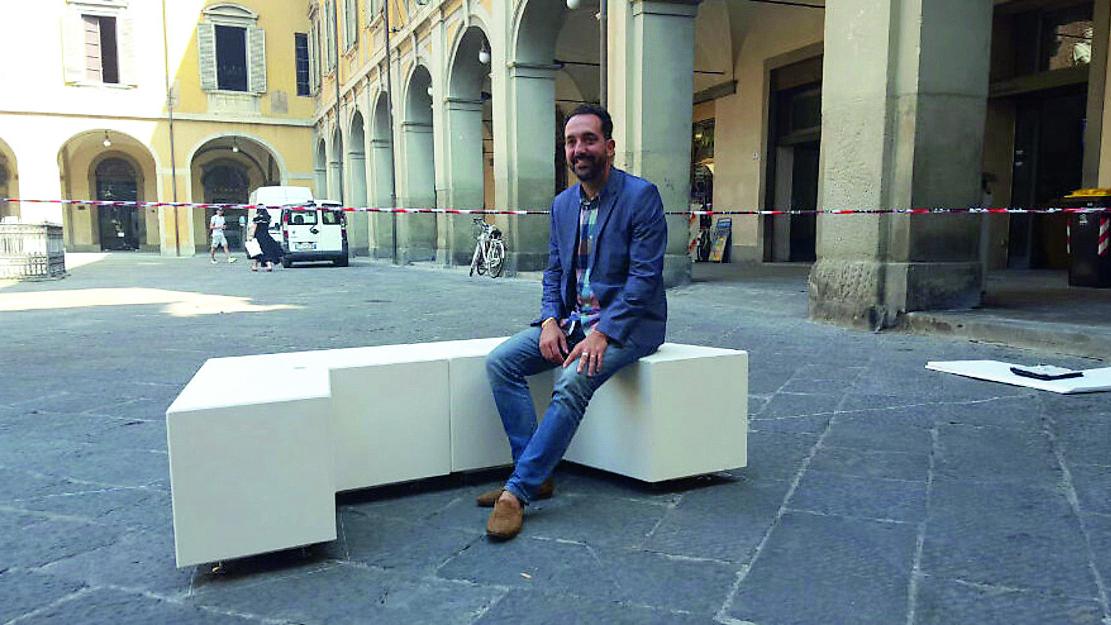 L'allora assessore Valerio Barberis nel 2016 sulle panchine di piazza del Comune