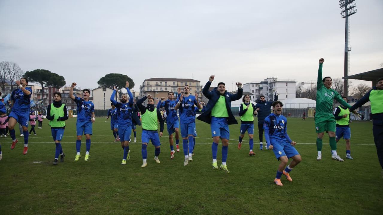 L'esultanza dei giocatori del Prato dopo la vittoria sul Foligno (foto Giovanni Tarducci)