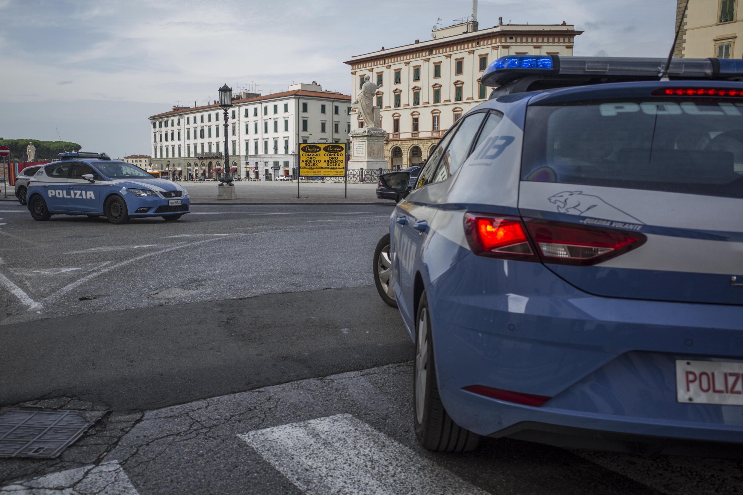 Due volanti della polizia di Stato all'incrocio fra piazza della Repubblica e via Buontalenti (foto d'archivio)