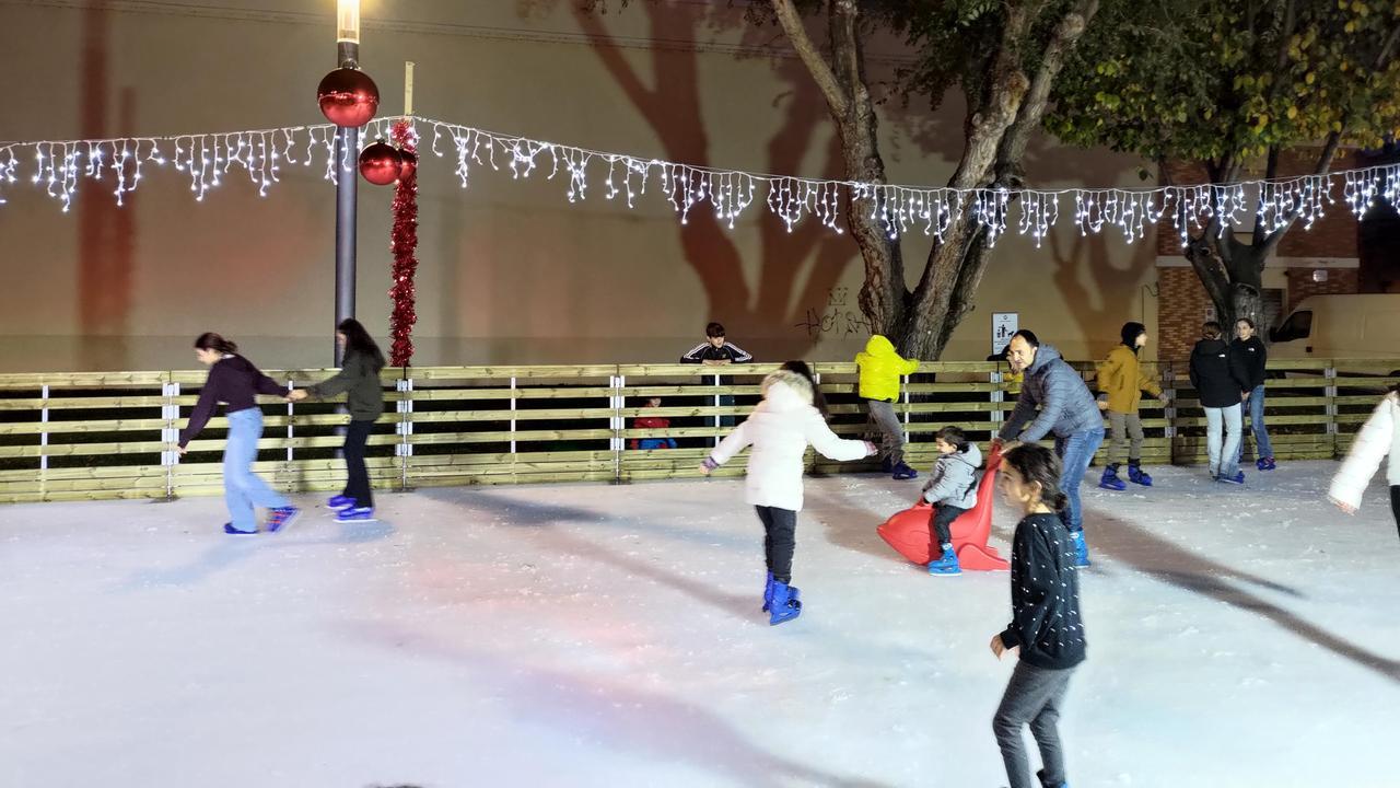 In piazza Manno si pattina sul ghiaccio sino alla Befana