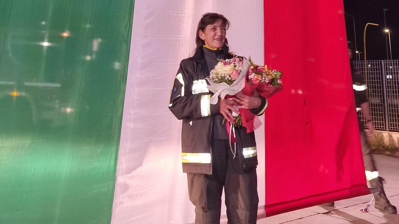 In pensione dopo 28 anni, la prima vigilessa del fuoco sarda: «Lascio un lavoro bellissimo e quanti ricordi...»