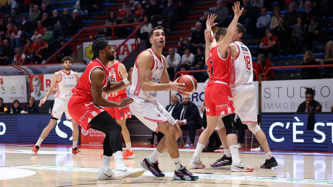 La Sella Cento per due volte arriva a un possesso ma è ricacciata giù: vince Pistoia