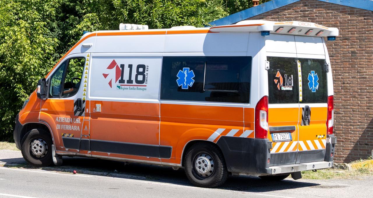 Cade in casa e non risponde, anziano salvato da una volontaria Caritas a Vigarano