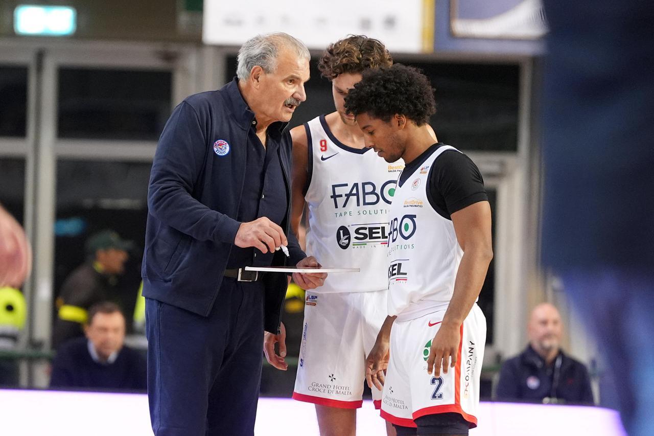 
	Meo Sacchetti d&agrave; indicazioni ai suoi (foto Nucci)

