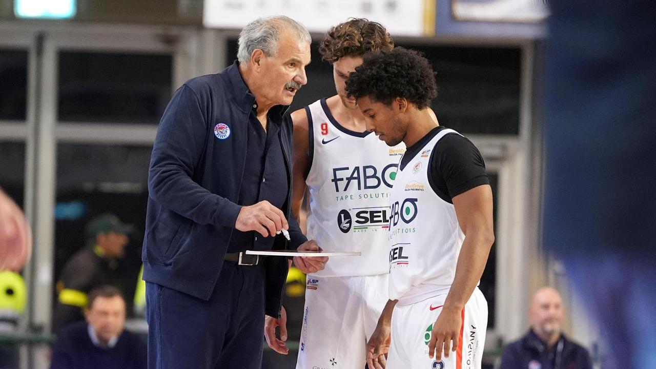 Meo Sacchetti dà indicazioni ai suoi (foto Nucci)