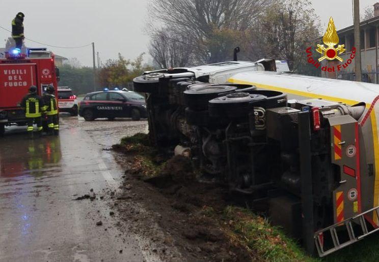 Camion si ribalta a San Michele della Fossa, autista illeso