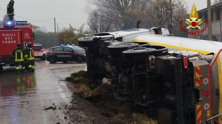Camion si ribalta a San Michele della Fossa, autista illeso
