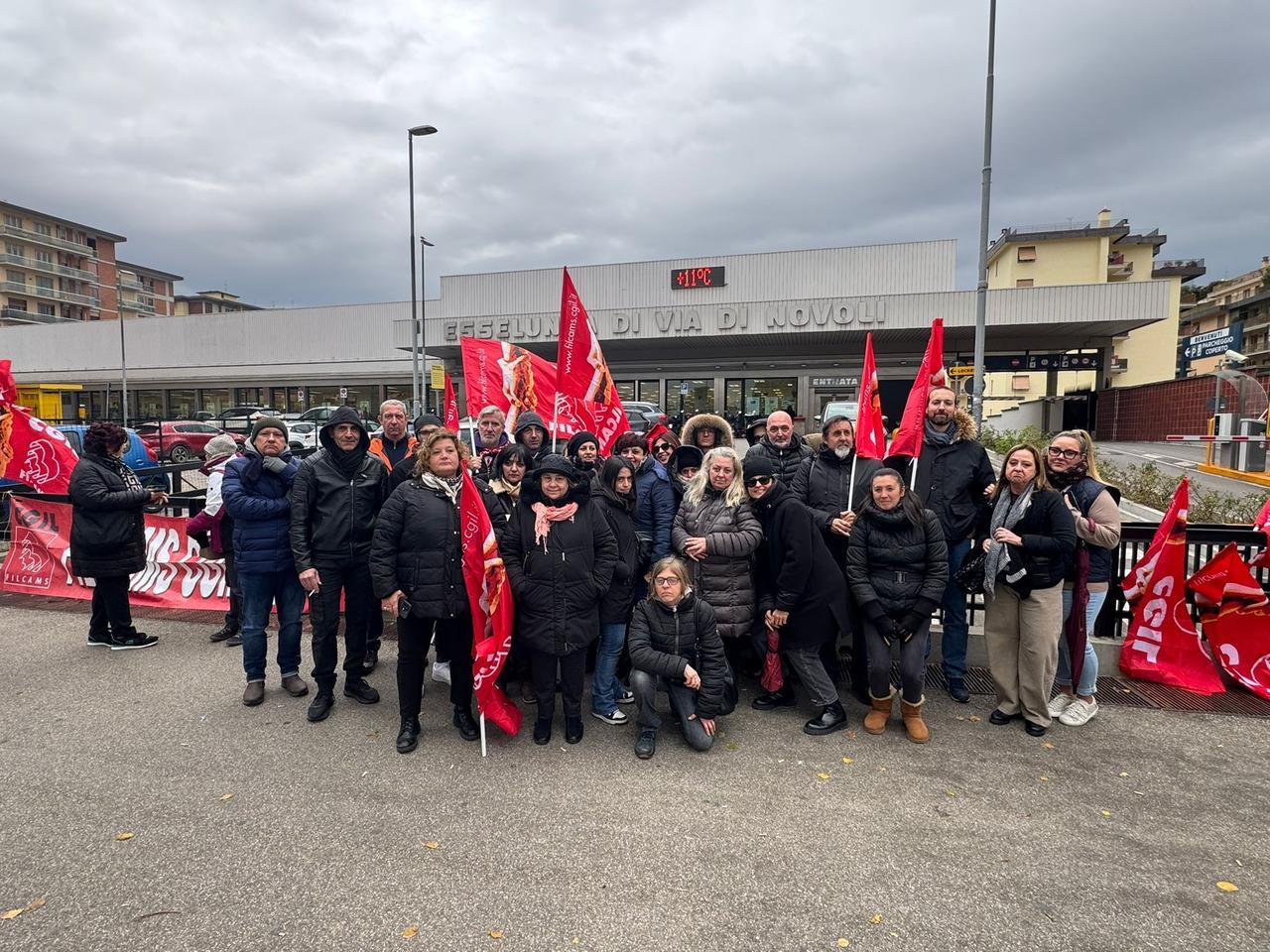Firenze, cassiera violentata nel bagno dell’Esselunga: urla e mette in fuga l’aggressore. Sciopero e presidio a Novoli
