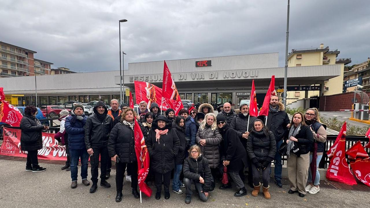 Firenze, cassiera violentata nel bagno dell’Esselunga: urla e mette in fuga l’aggressore. Sciopero e presidio a Novoli