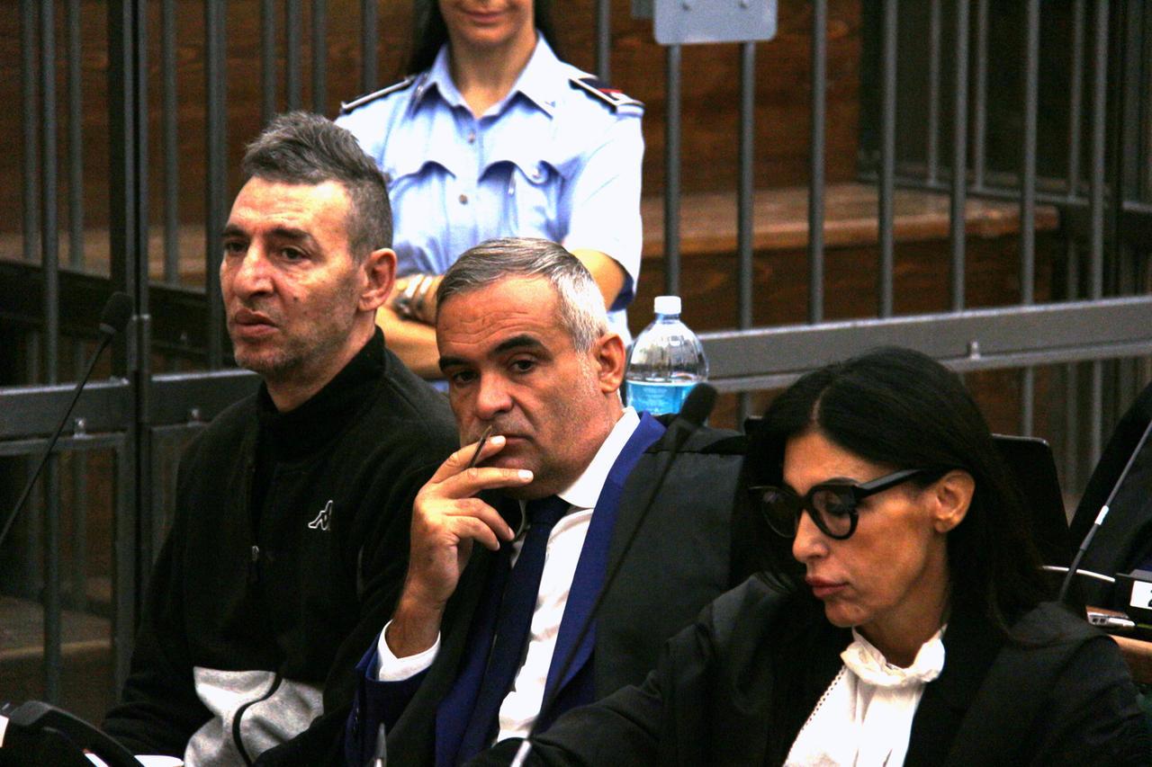 
	Davide Iannelli con i difensori&nbsp;

