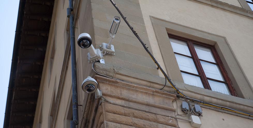 
	Telecamere di sorveglianza su un palazzo (foto d'archivio)

