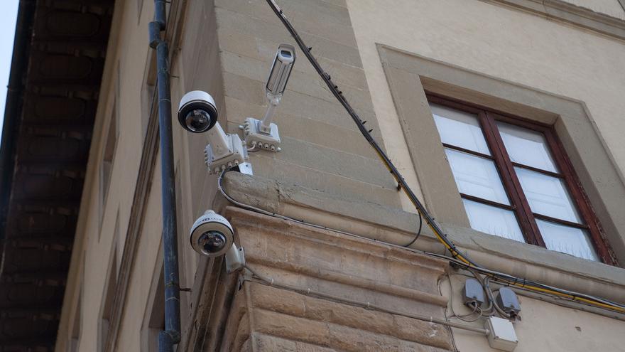 Telecamere di sorveglianza su un palazzo (foto d'archivio)