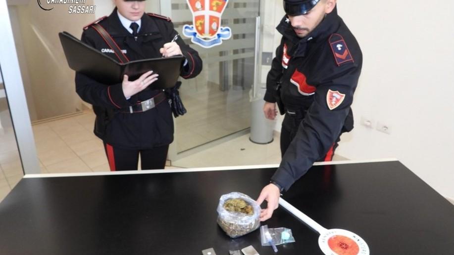 Sorpreso al posto di blocco con oltre un etto di marijuana e cocaina: arrestato