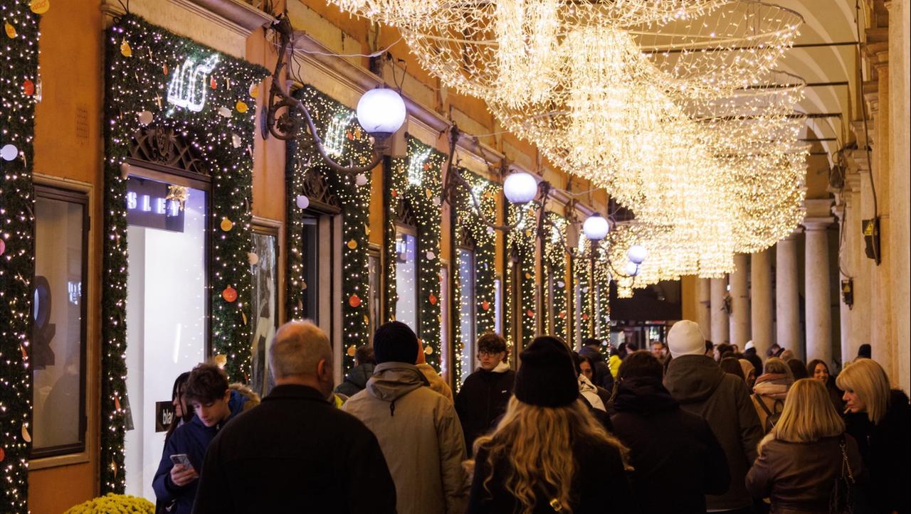 
	Le luminarie sotto i portici del collegio

