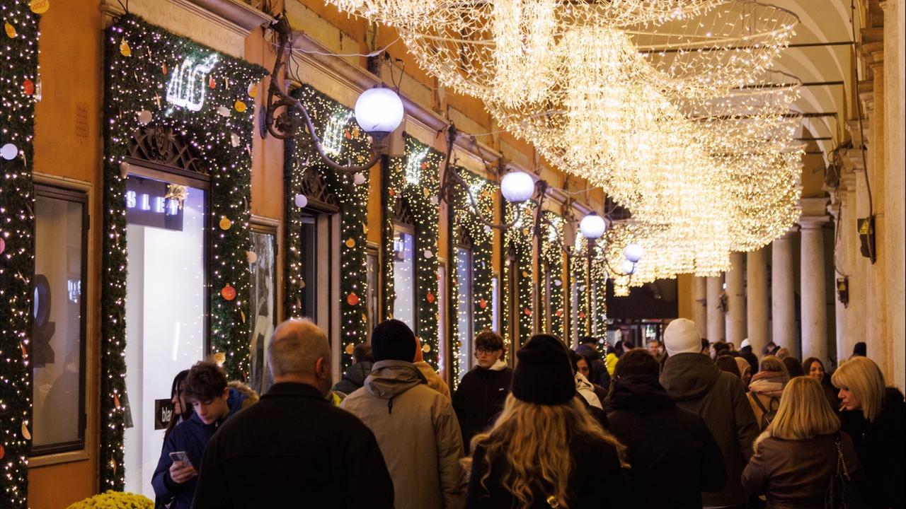 Le luminarie sotto i portici del collegio