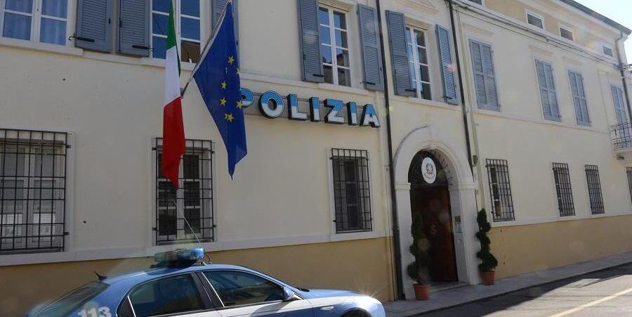 Ruba 5 taniche di gasolio dalla ditta in cui lavora e prova a corrompere i poliziotti che lo fermano