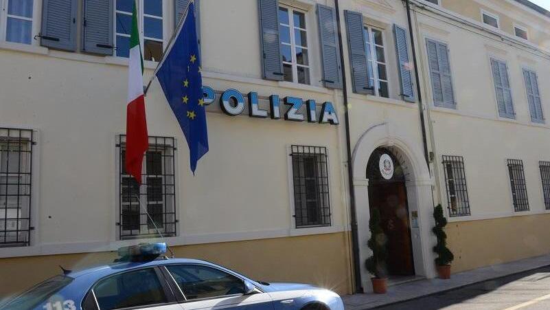 Ruba 5 taniche di gasolio dalla ditta in cui lavora e prova a corrompere i poliziotti che lo fermano