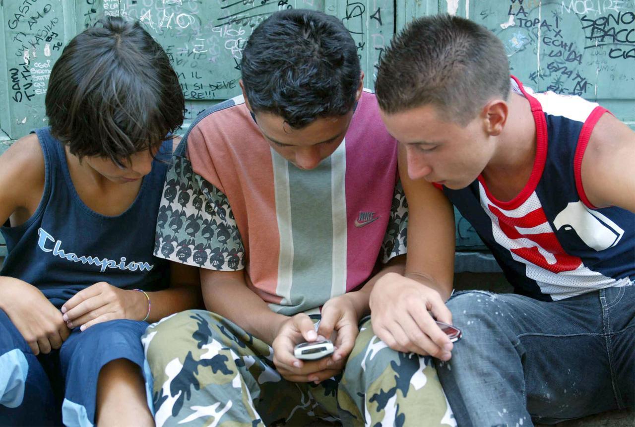 L’Australia vieta i social ai minori di 16 anni: bloccati centinaia di migliaia di account