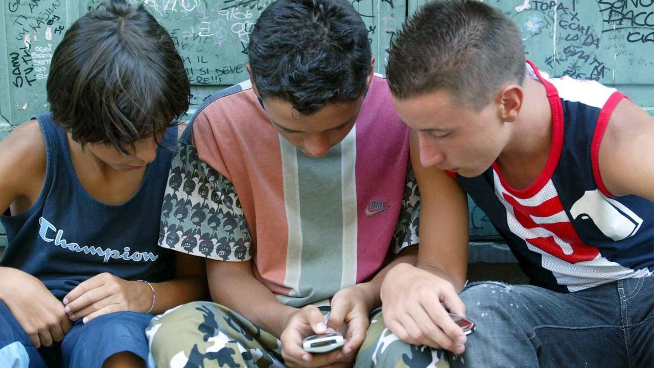 L’Australia vieta i social ai minori di 16 anni: bloccati centinaia di migliaia di account