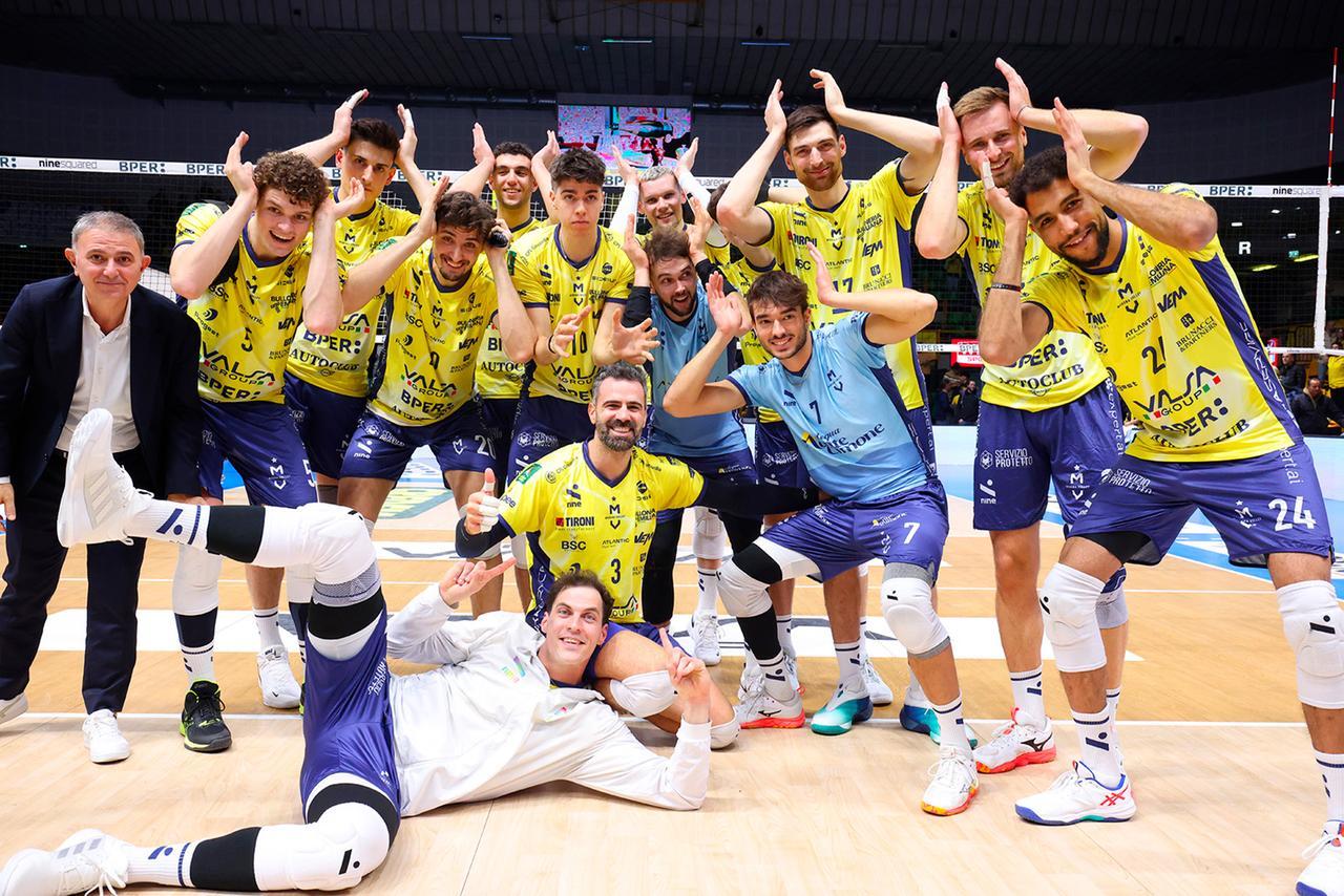 
	Giallobl&ugrave; in festa con Grottazzolina (Foto: Modena Volley)

