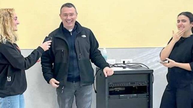 Don Violi intervistato dalle studentesse del Muratori-San Carlo