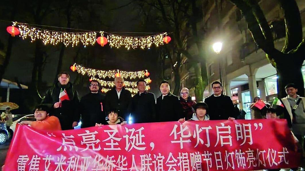 Lanterne cinesi illuminate in viale IV Novembre: «Un ponte fra i popoli»