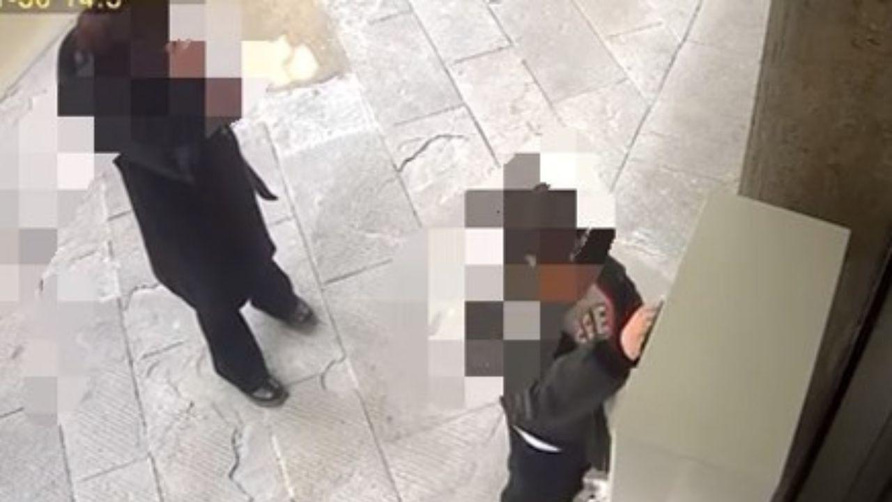 
	Il momento in cui il bambino danneggia il defibrillatore

