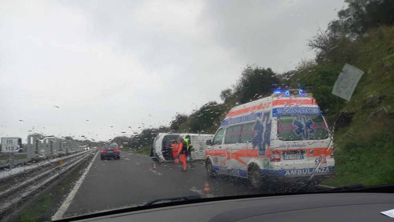 Incidente sulla 131: conducente perde il controllo del furgone che si ribalta