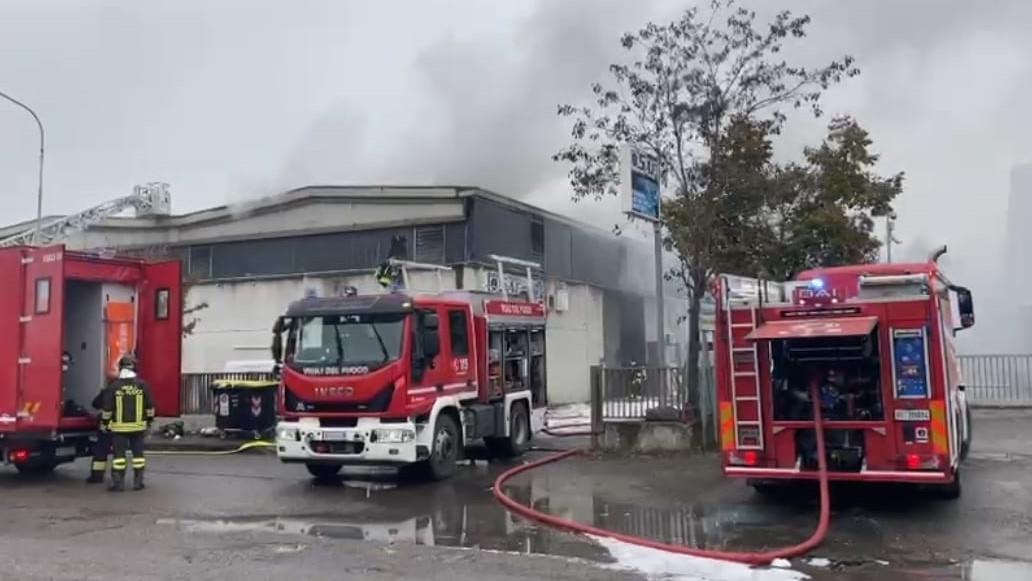 Grosso incendio a Mancasale: coinvolto un capannone