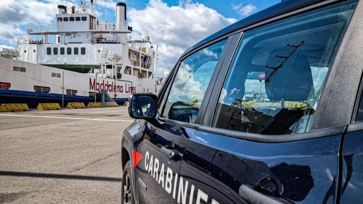 Furti nella notte a La Maddalena: arrestate sei persone mentre tentano la fuga sul traghetto