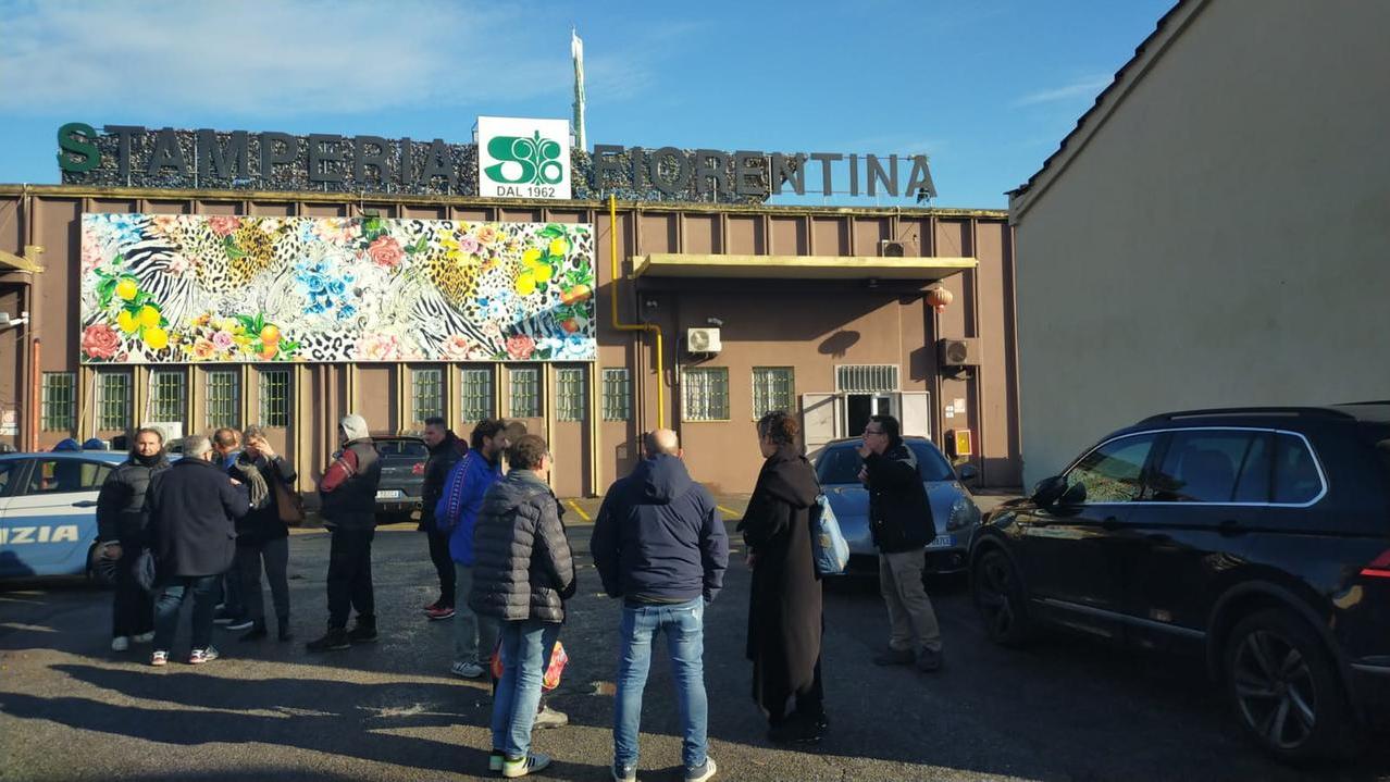 I dipendenti della Stamperia Fiorentina all'esterno dell'azienda