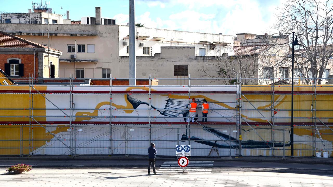 Olbia, davanti alla basilica di San Simplicio spunta un maxi murale