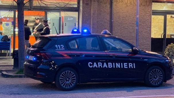 Pestato da tre giovani: ragazzo di 21 anni salvato da un maresciallo fuori servizio