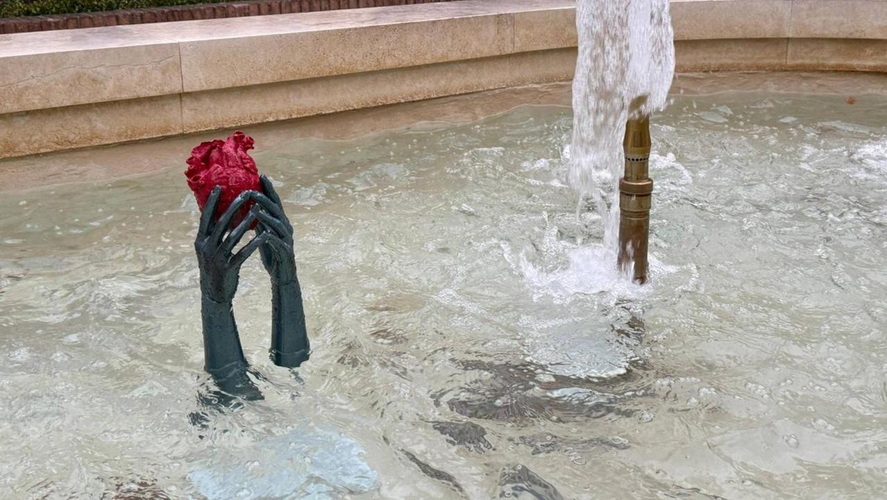 Braccia con cuore rosso. Chi è Hxoro, l’artista dell’installazione nella fontana a Ferrara