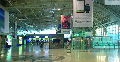 Ingerisce 63 ovuli di cocaina: donna di 33 anni arrestata all’aeroporto