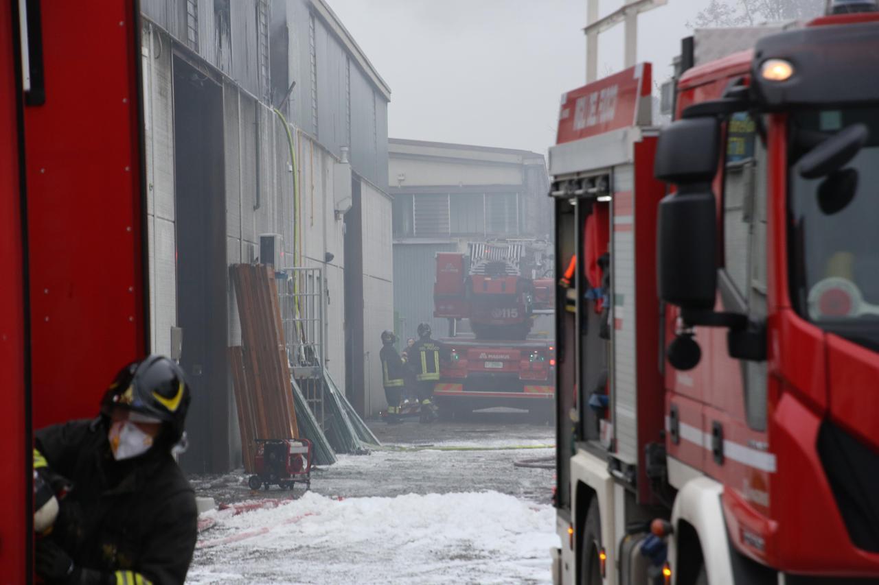 Incendio di Mancasale, Arpae: «Le prime misurazioni escludono la presenza di inquinanti»