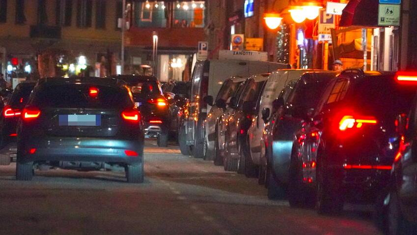 Auto parcheggiate in via Roma (Foto Stick)