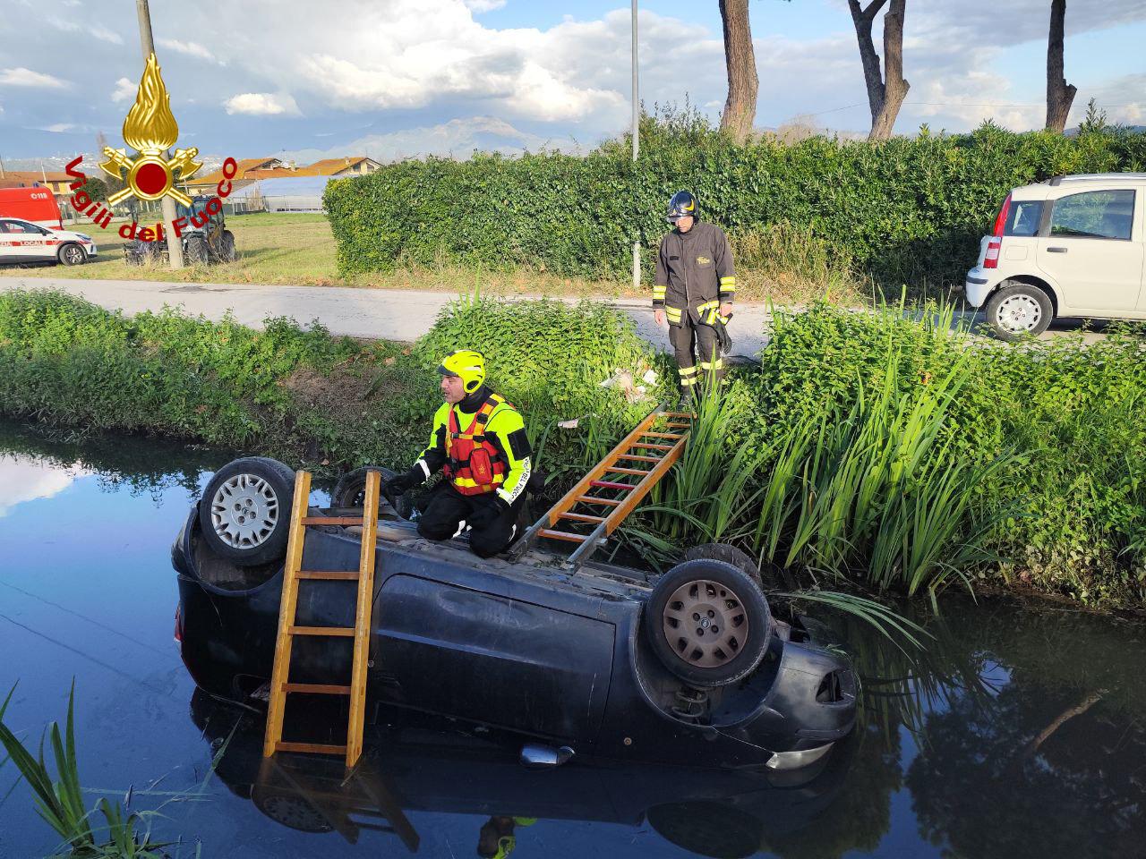 
	L'auto fuori strada

