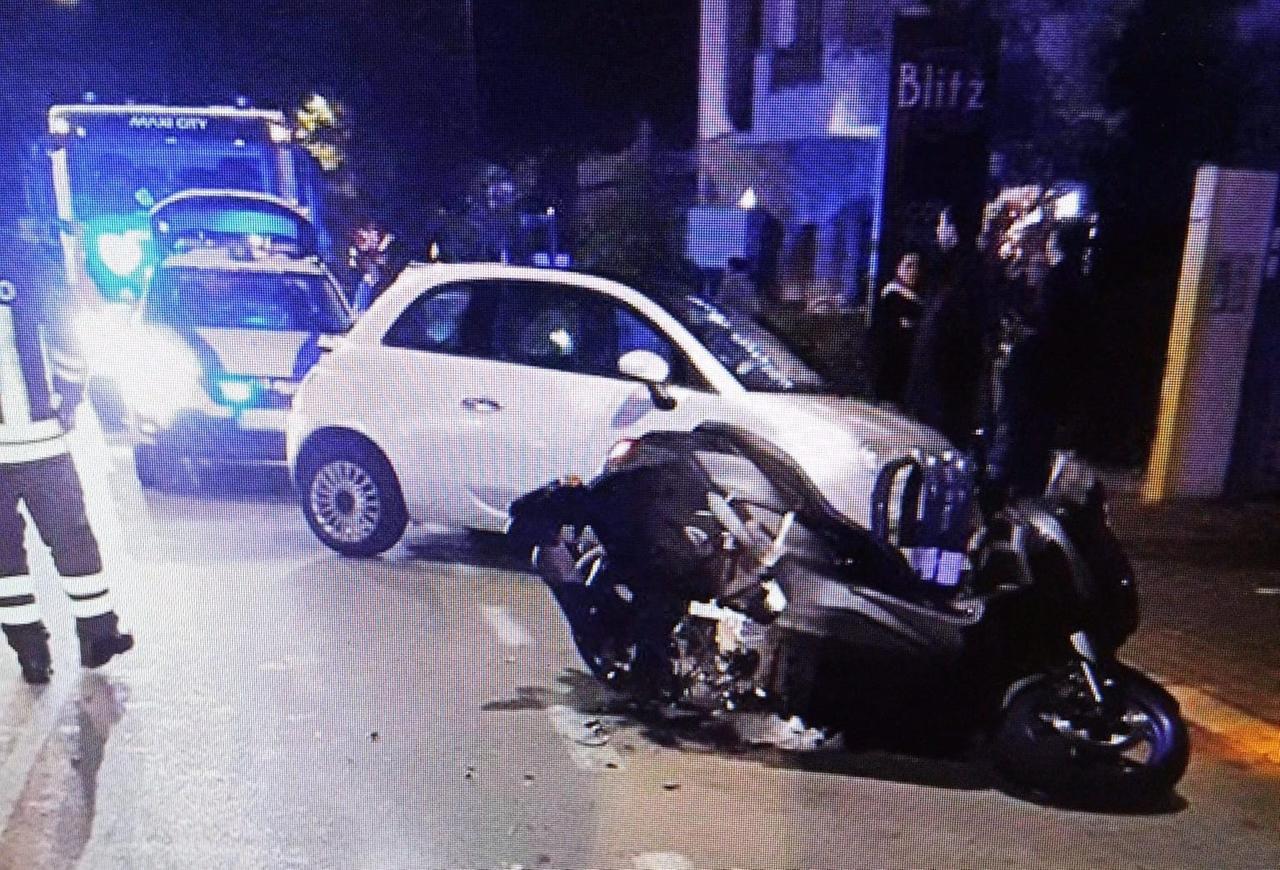 Scontro auto-moto: ferito un 17enne