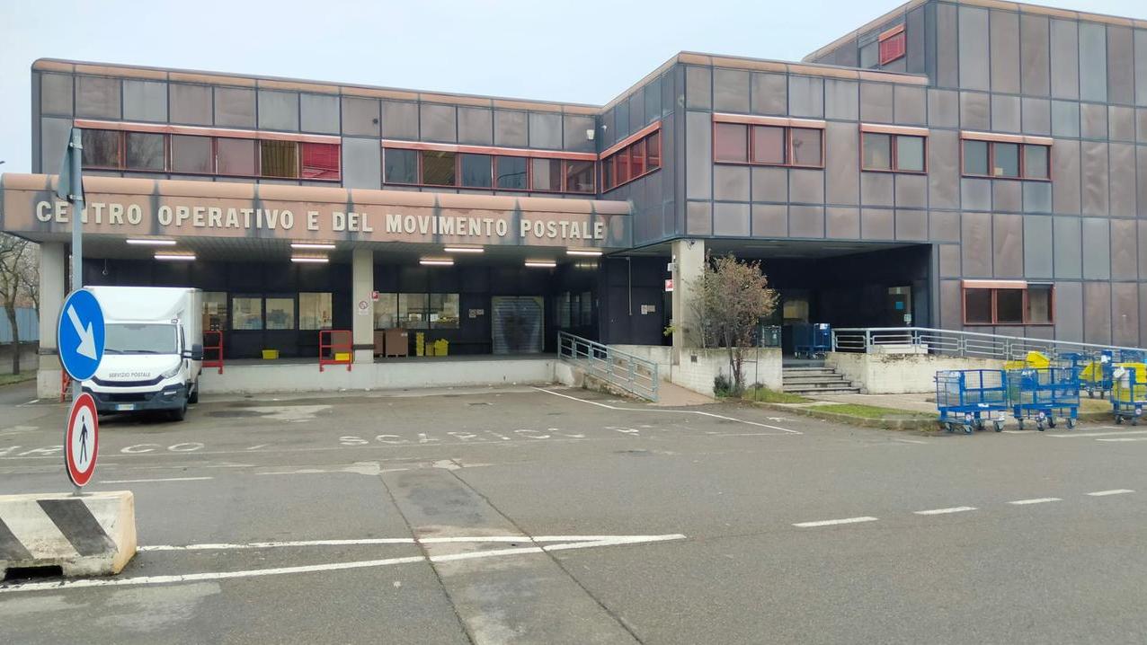 Il centro logistico di Poste Italiane a Modena