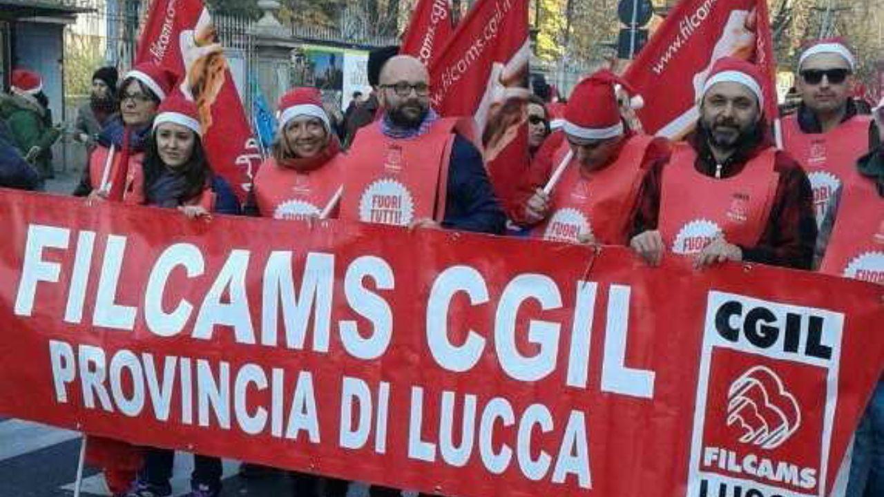Una manifestazione della Filcams Cgil della provincia di Lucca (foto d’archivio)