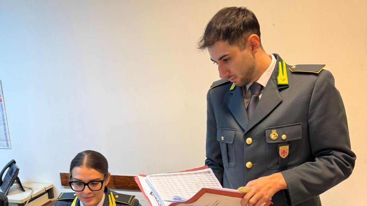 Lucca, denunciato per truffa falso consulente finanziario