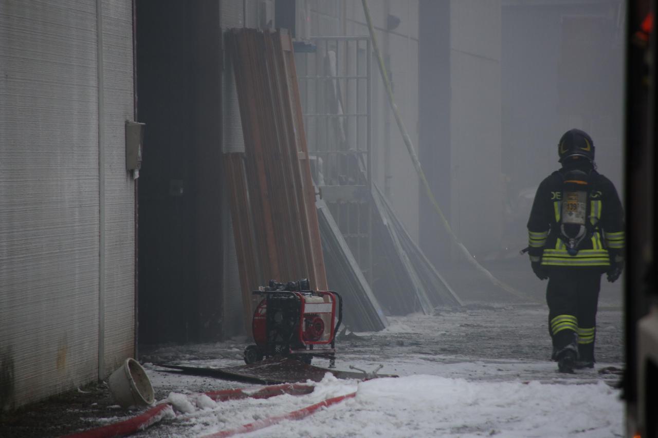 Incendio a Mancasale, azienda distrutta. Il titolare: «Non è rimasto più nulla»