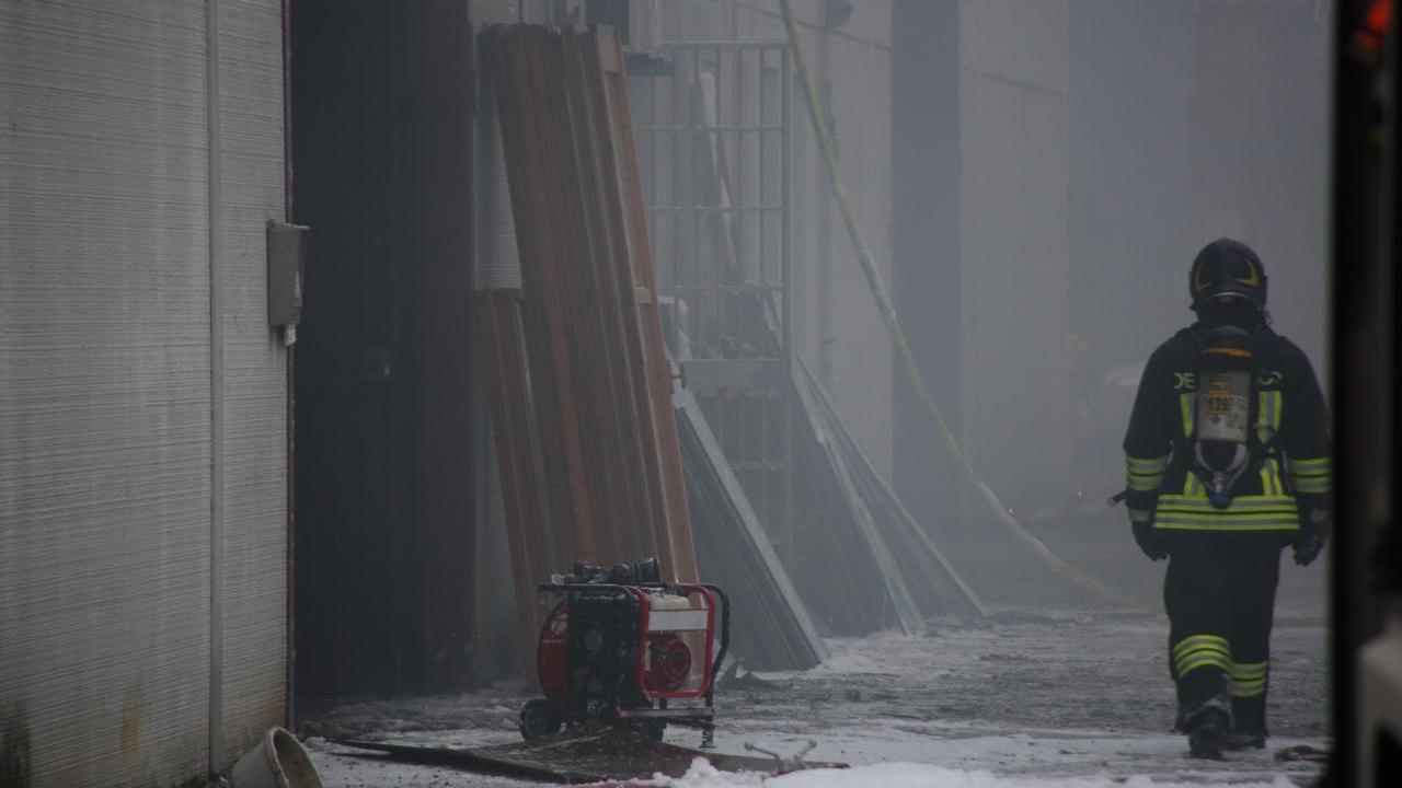 Incendio a Mancasale, azienda distrutta. Il titolare: «Non è rimasto più nulla»