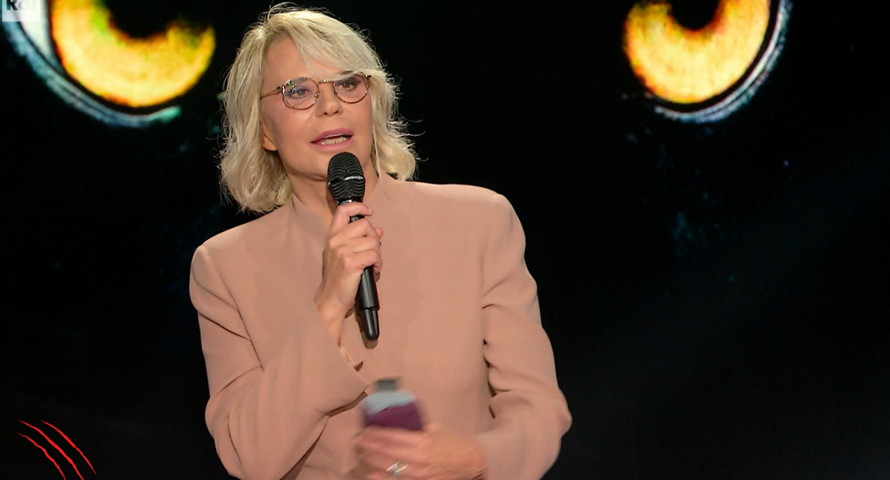 Maria De Filippi a Belve: «Riporterei in vita Maurizio Costanzo. Gli chiederei solo se nell’ultimo momento ha sofferto»