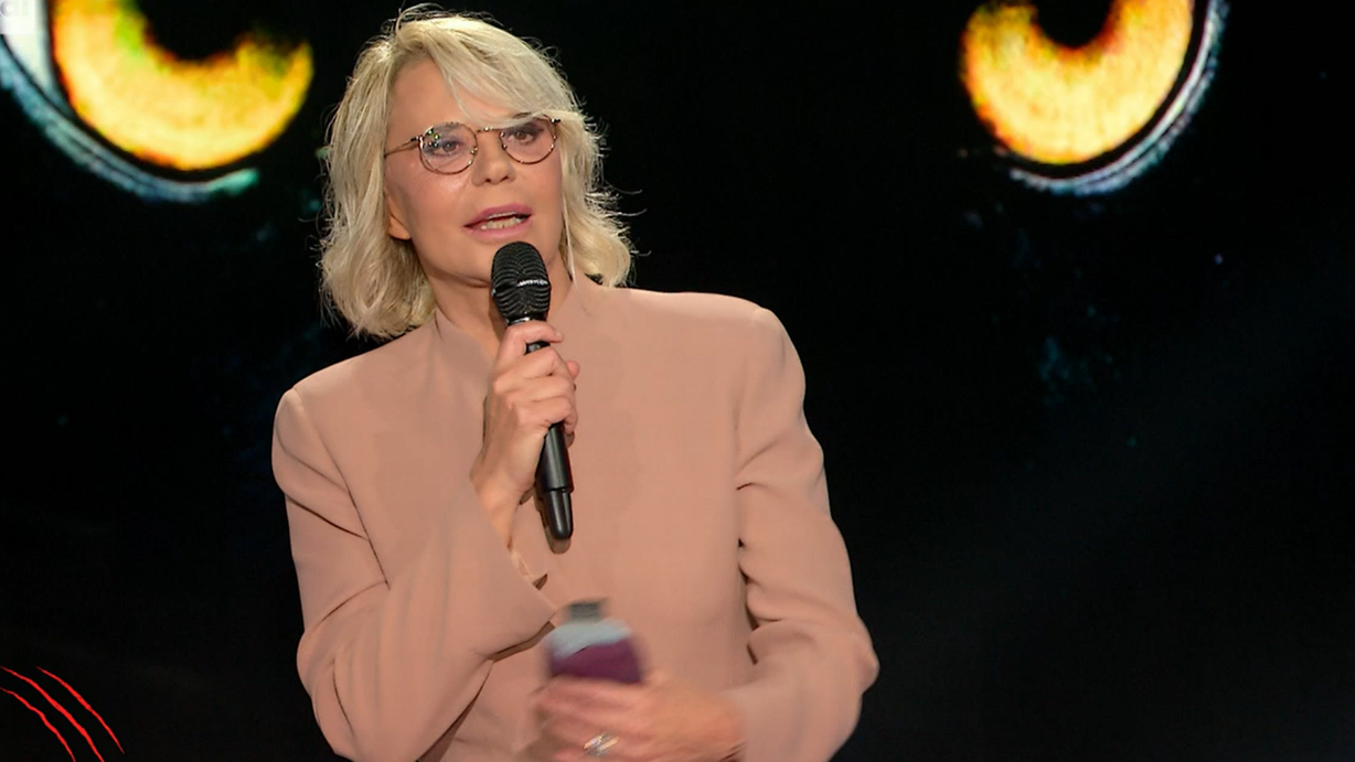 Maria De Filippi a Belve: «Riporterei in vita Maurizio Costanzo. Gli chiederei solo se nell’ultimo momento ha sofferto»