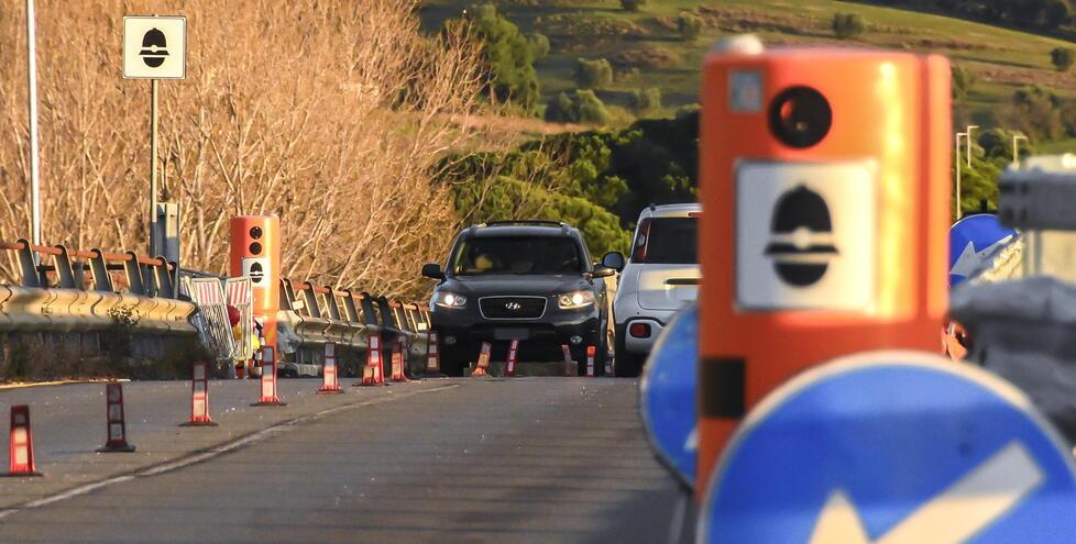 Gli autovelox fissi al ponte sull’Ombrone (foto Agenzia Bf)
